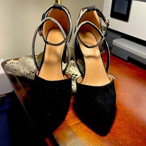 Black womans dress shoes.  8.5.       2" heels.               Wore 2x's